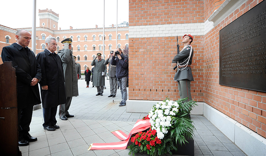 12. Oktober 2015: Bundespräsident a.D. Heinz Fischer und Verteidigungsminister a.D. Gerald Klug vor dem Denkmal für Carl Szokoll im Innenhof des Verteidigungsministeriums anlässlich der Gedenkfeier zum 100. Geburtstag Carl Szokolls.