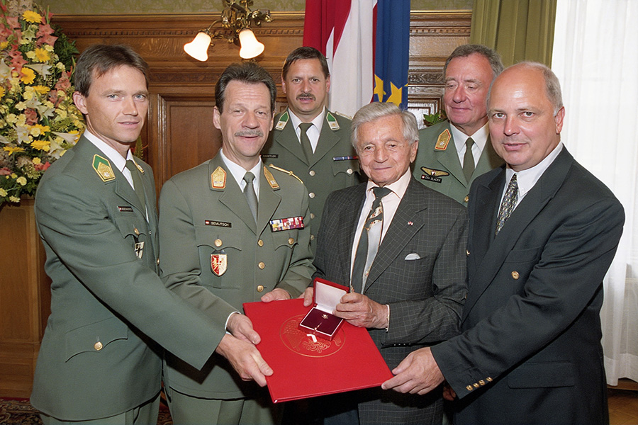 Carl Szokoll anlässlich seiner Ernennung zum „Bürger ehrenhalber der Stadt Wien“ mit Vertretern des Österreichischen Bundesheeres: v.l.n.r. Major Meierhofer, Generalmajor Semlitsch, Vizeleutnant Hadetler, Carl Szokoll, Brigadier DDr. Slacek, Univ.-Prof. Dr. Rauchensteiner.